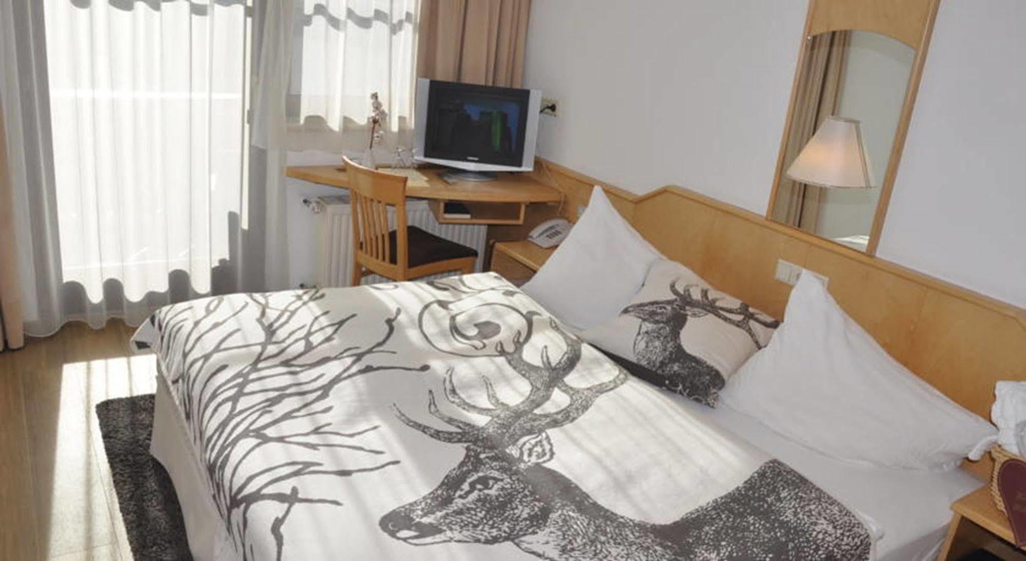 Hotel Central Зеефелд в Тирол Екстериор снимка